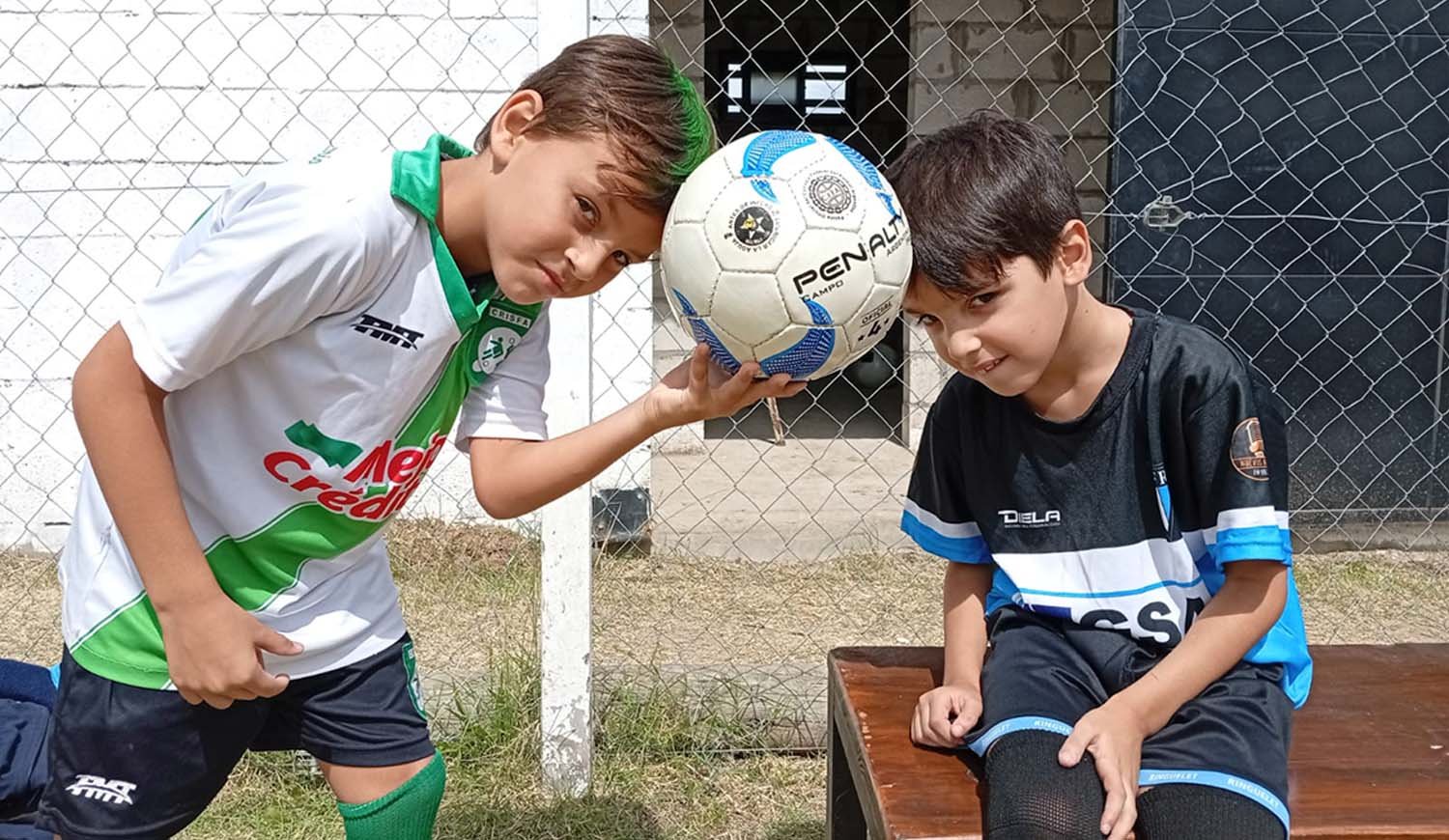 Arrancó el fútbol infantil y en las canchitas de La Plata hubo color y emoción