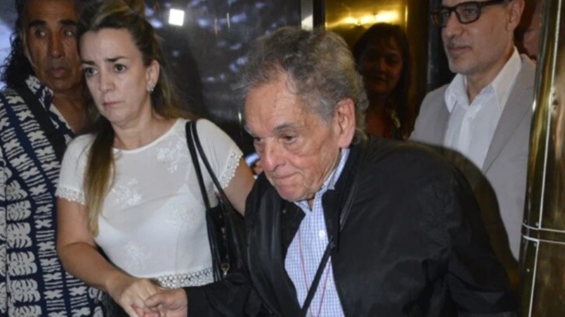Ocio Hace 9 horas  Familiares, amigos y celebridades dan el último adiós a Antonio Gasalla en el Teatro Maipo de Buenos Aires