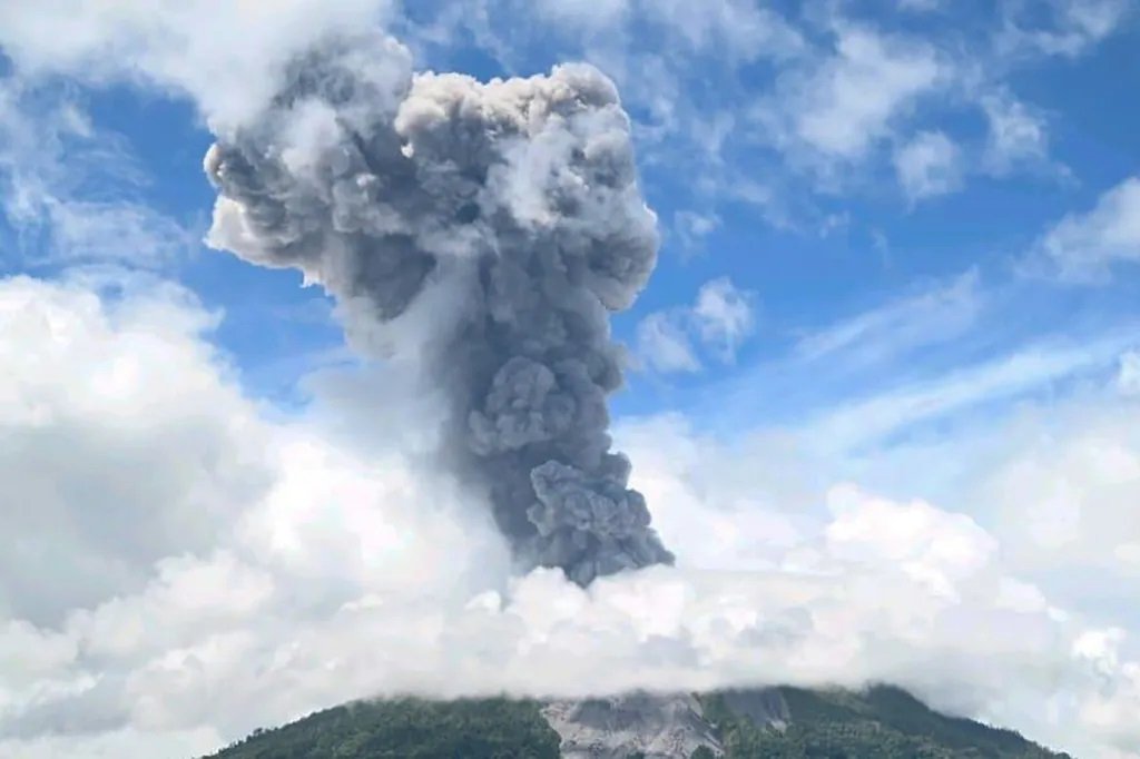 Alerta por la erupción de un volcán en el Este de Indonesia