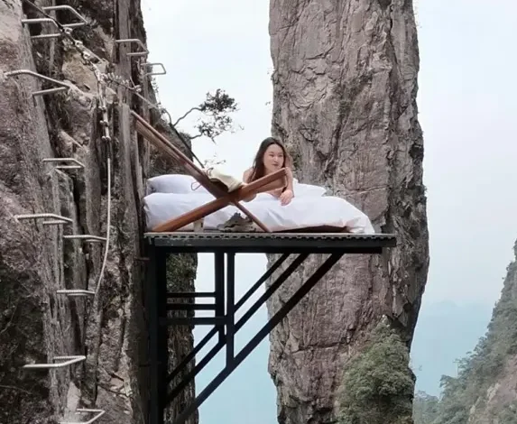 Dormir al borde del abismo: una nueva atracción turística en China desafía el vértigo