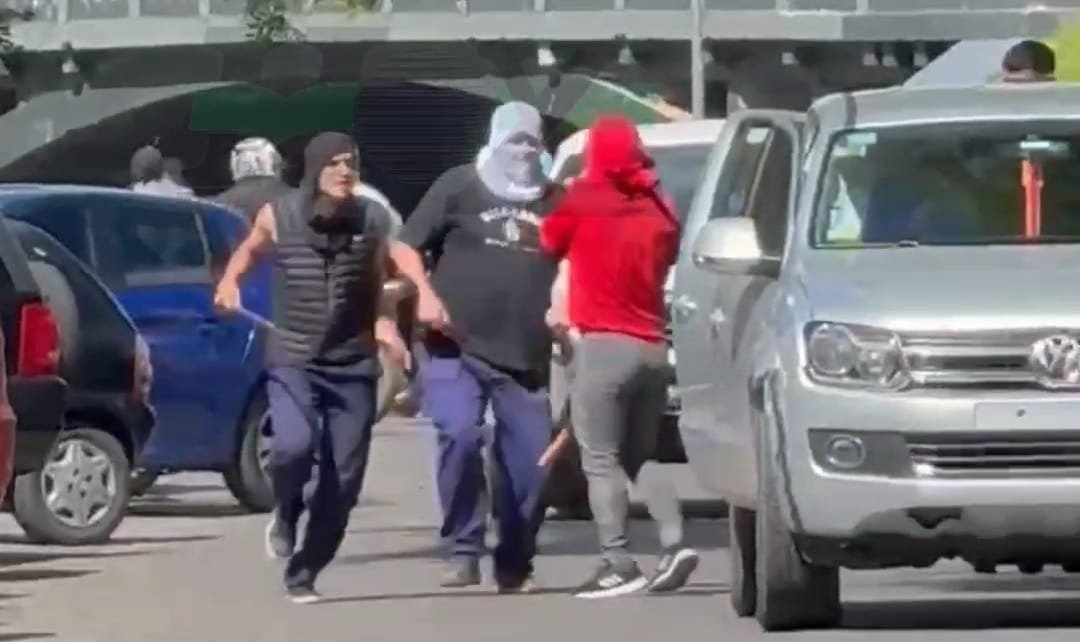 Violento enfrentamiento entre la barra de Gimnasia y la UOCRA en el Hospital San Roque