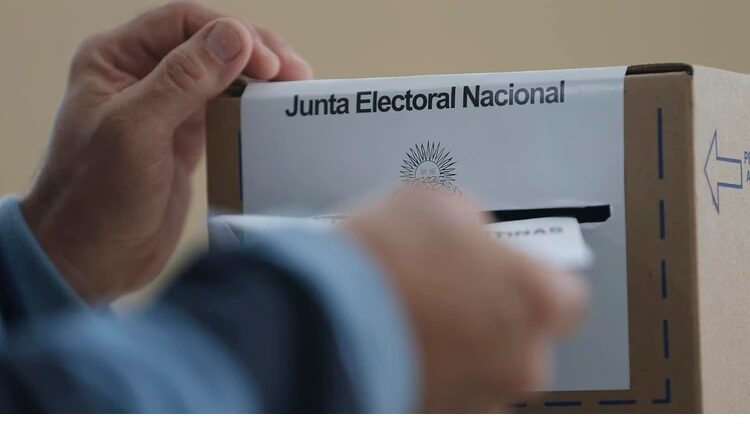 Intendentes radicales piden a Kicillof suspender las PASO y desdoblamiento electoral