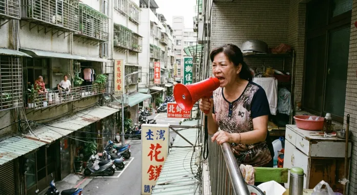 insultaba a sus vecinos con un megáfono