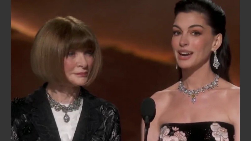 La divertida consulta de Anne Hathaway a Anna Wintour en los Oscars 2026: "¿Qué te parece mi vestido?"