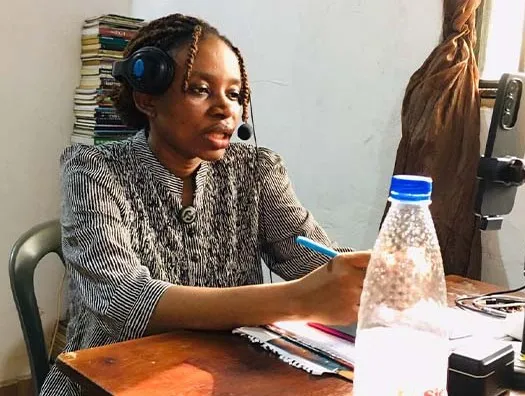 Una mujer nigeriana cuenta en voz