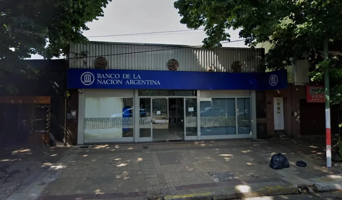 Una mujer sufrió una violenta salidera bancaria en La Plata y un adolescente terminó detenido por el robo