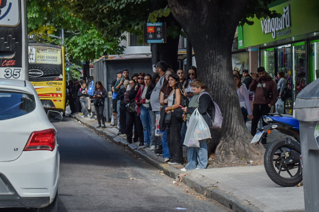 Pasajeros del AMBA rehenes del tire y afloje del Gobierno nacional con las empresas de colectivos: ¿Sigue el paro?