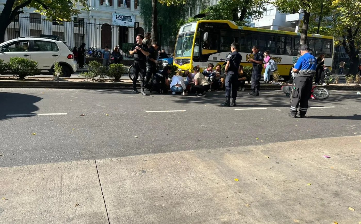Cruzaron por la mitad de la calle en pleno centro y los atropellaron