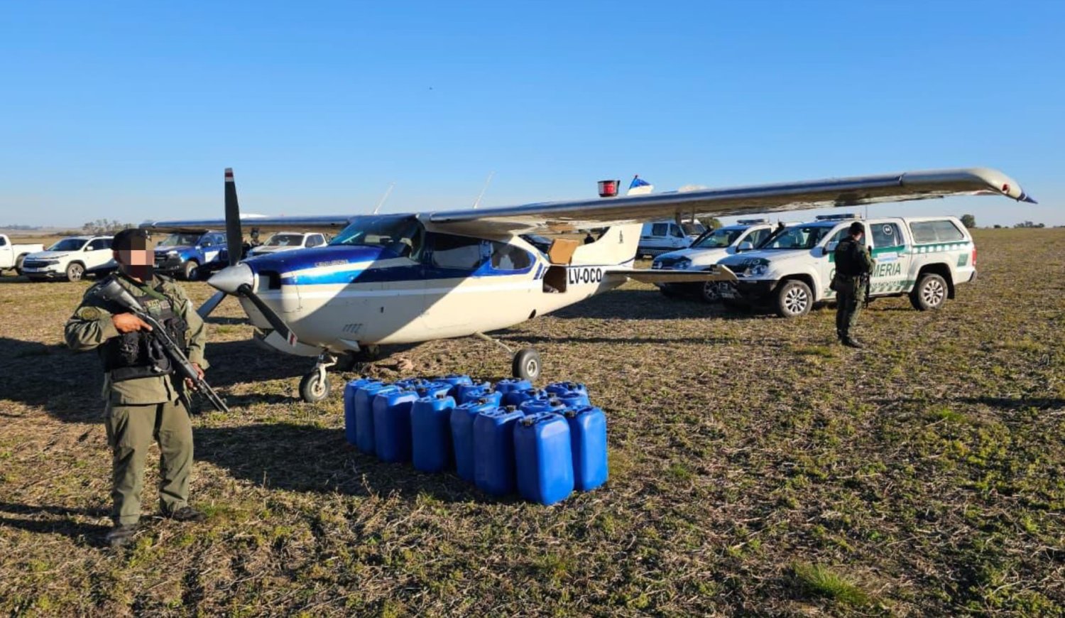 Cayeron dos narcos bolivianos por trasladar 321 kilos de cocaína en una avioneta