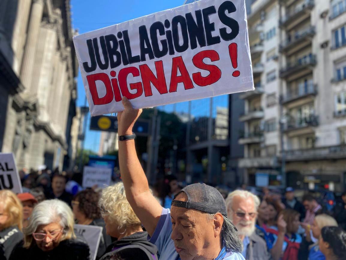 Jubilaciones en la era Milei: los haberes mínimos caen y no encuentran piso
