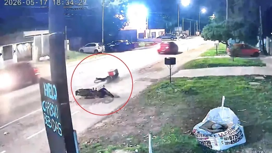 Buscan a un conductor que atropelló a un delivery y huyó