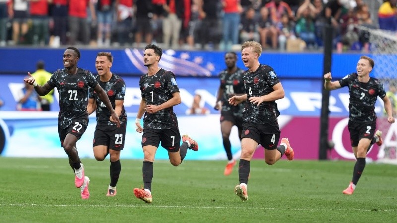 Canadá se lo ganó sobre la hora a Sudáfrica y es el primero en pisar octavos del Mundial