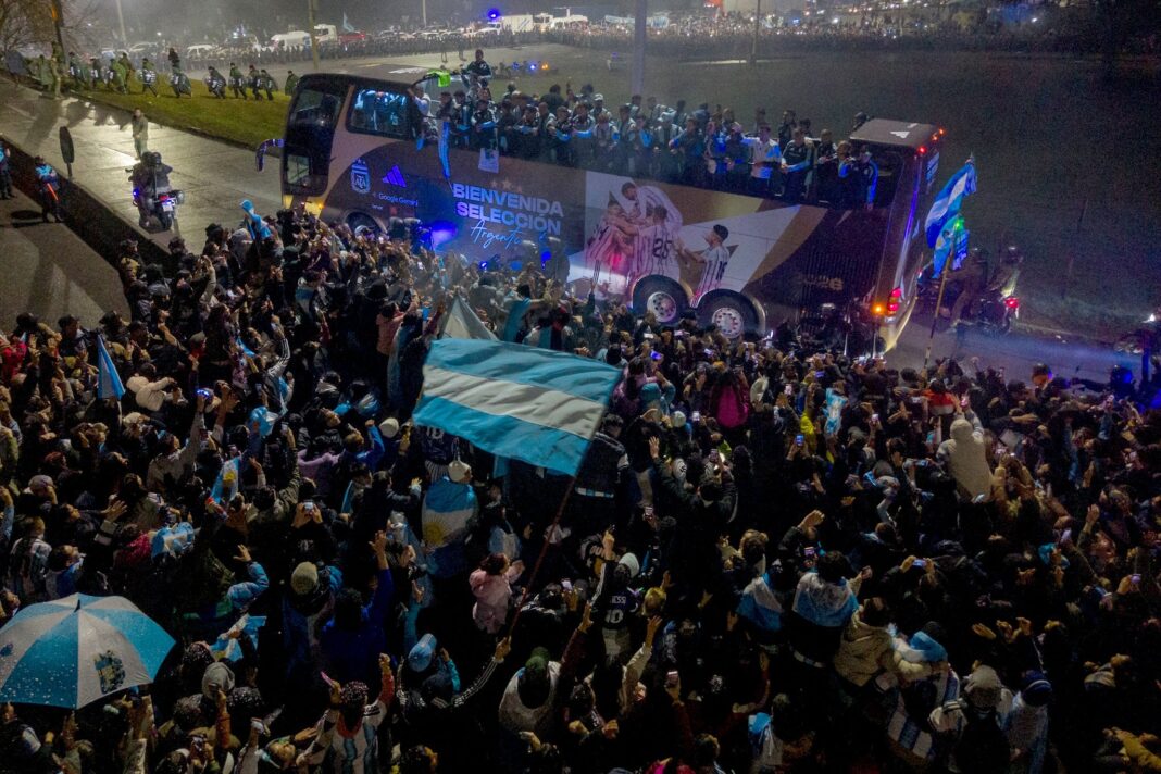 Argentina volvió a casa: una multitud recibió a la Scaloneta tras el subcampeonato del Mundial 2026