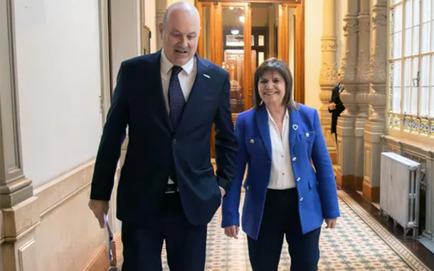 A regañadientes, Sturzenegger aceptó cambios acordados por Bullrich al proyecto de extranjerización de tierras