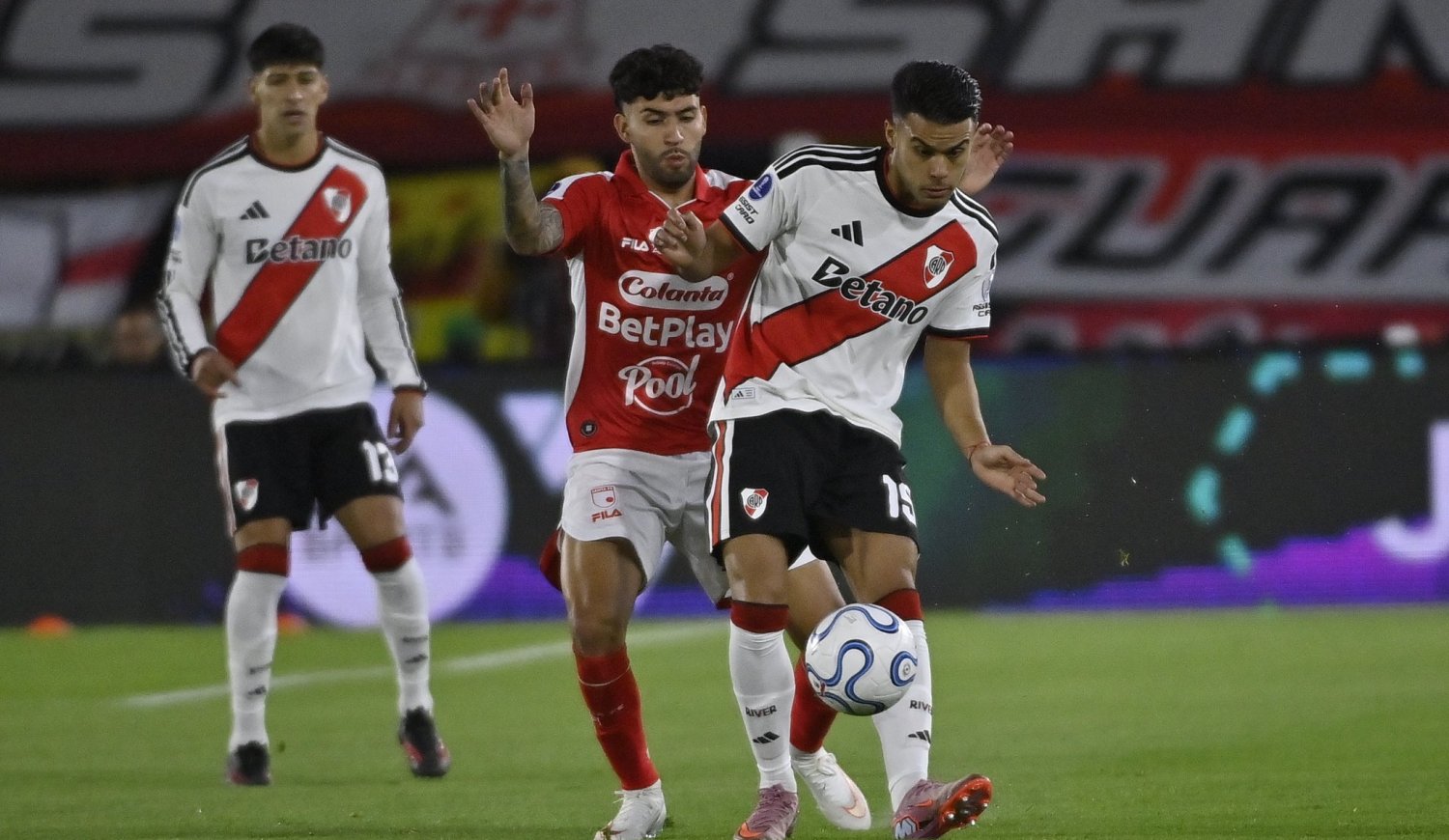 River empató sin goles ante Independiente Santa Fe y define la serie en el Monumental