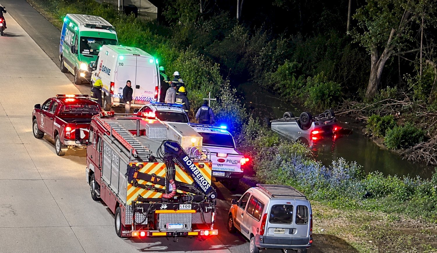 Volcó en Camino Rivadavia y terminó dentro de una zanja con agua
