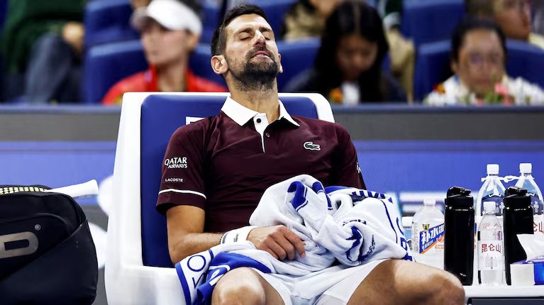 Tenis: Djokovic volvió al triunfo tras casi tres meses, pero encendió las alarmas por su estado físico