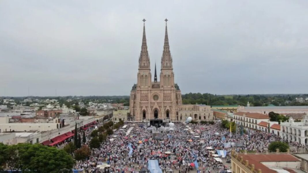 Miles de fieles caminan hacia Luján bajo la lluvia en la 52ª Peregrinación
