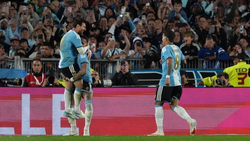 Así fue el último gol de Messi en la selección argentina: antes festejaron Nico Paz y Otamendi, otro que se va