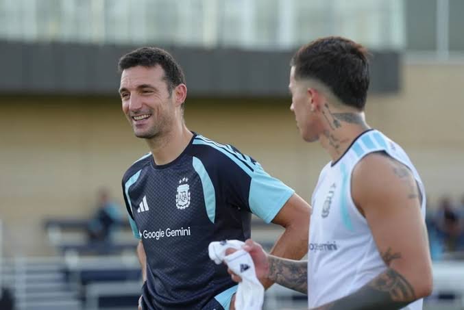 Scaloni está a un paso de seguir y trabajar “libremente” como no pudo en el Mundial