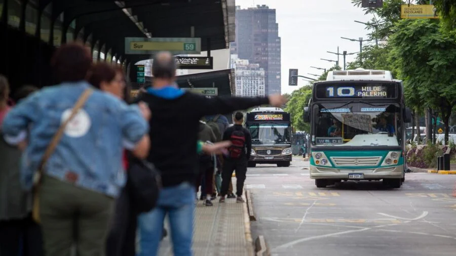 Los aumentos de agosto: cuánto suben los colectivos, las prepagas, los alquileres y las expensas