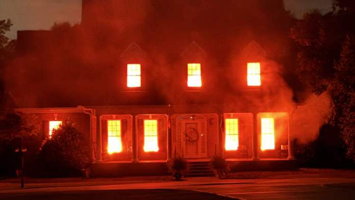 Decoración de Halloween simula una casa en llamas y alarma a los vecinos