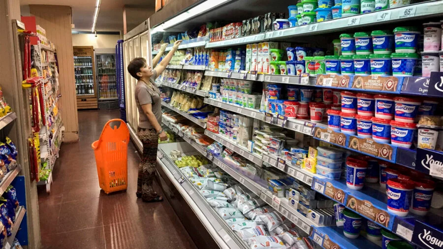 Jubilados: el Gobierno amplió el plan de descuentos en supermercados y farmacias
