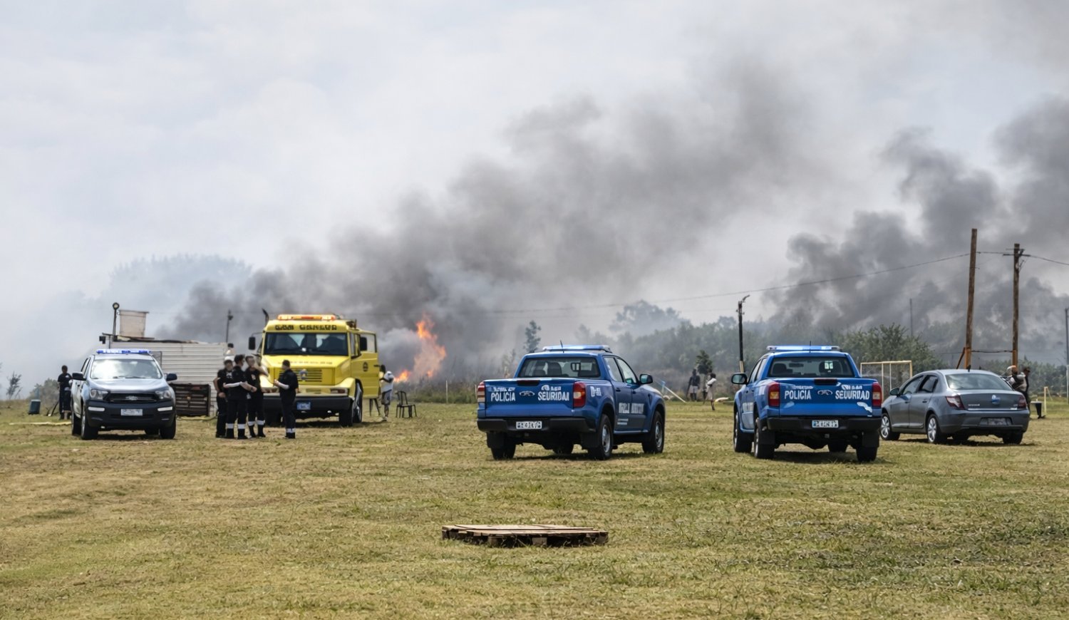 Incendio intencional junto a un club infantil gener&oacute; alarma en La Plata: el fuego avanz&oacute; hacia los vestuarios y una densa columna de humo se vio a kil&oacute;metros
