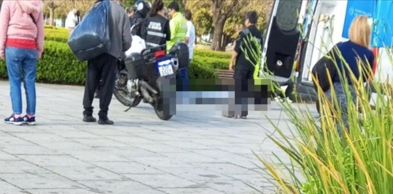 Horror en Plaza Moreno: murió un hombre mientras caminaba