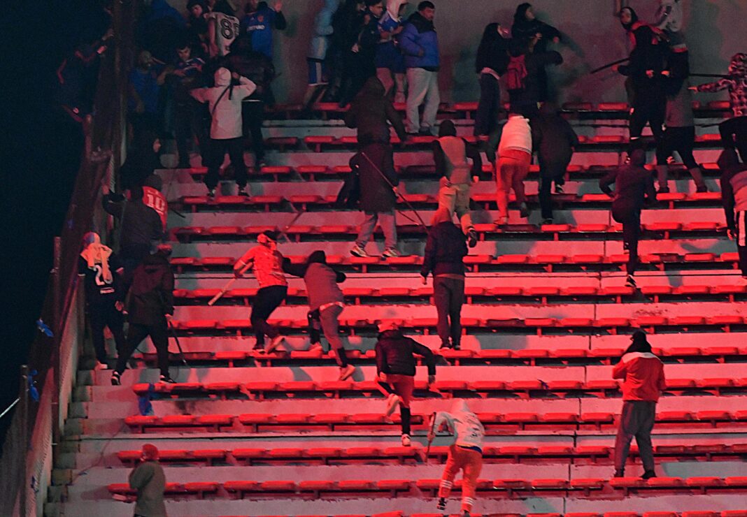 Escandaloso fallo de la Conmebol: Independiente quedó descalificado y la U de Chile avanza en la Copa Sudamericana
