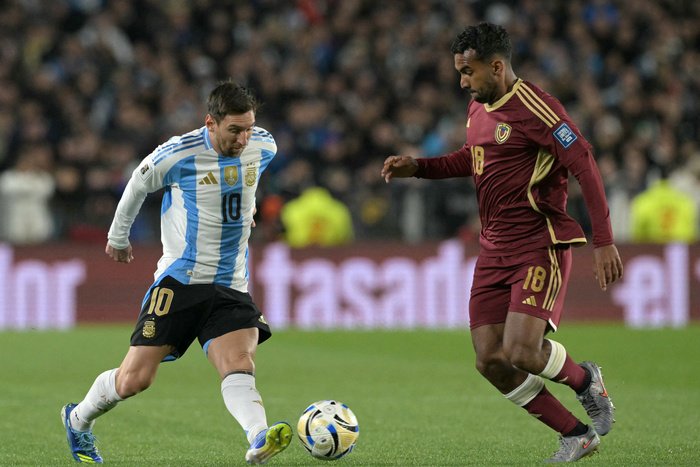 Argentina goleó a Venezuela en una despedida histórica en el Monumental