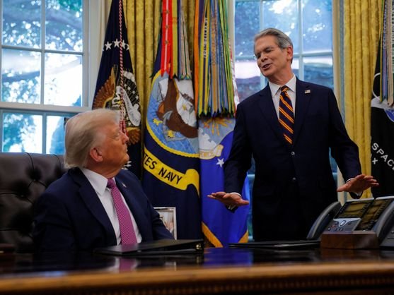 Trump amenaza con derribar aviones militares de Venezuela