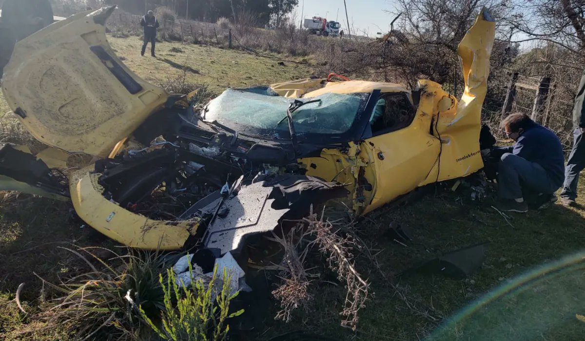 Una Ferrari se despistó en Guernica y terminó dentro de un campo
