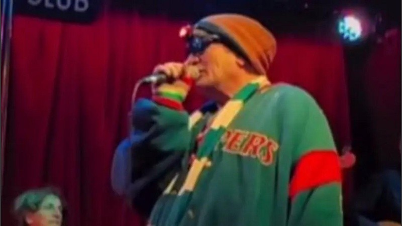 Pity Álvarez volvió a los escenarios de manera inesperada con un tema de Charly García