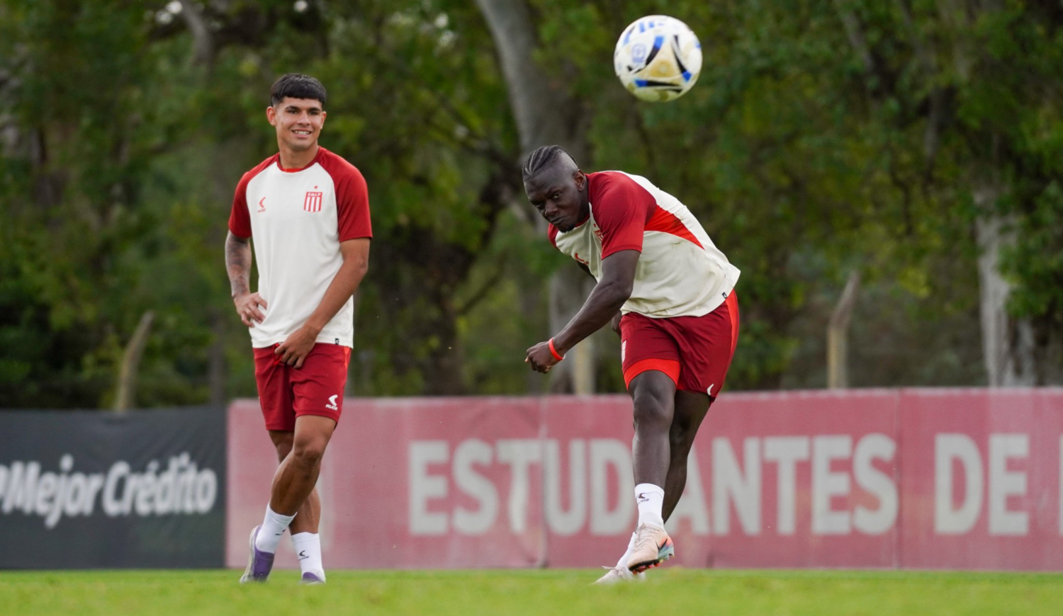 Del Bosque a Santiago: Estudiantes recarga energ&iacute;as y recupera a su 9 para buscar otra estrella
