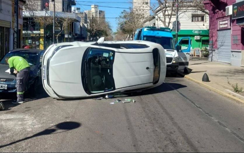  Accidente y vuelco con una niña involucrada en el centro