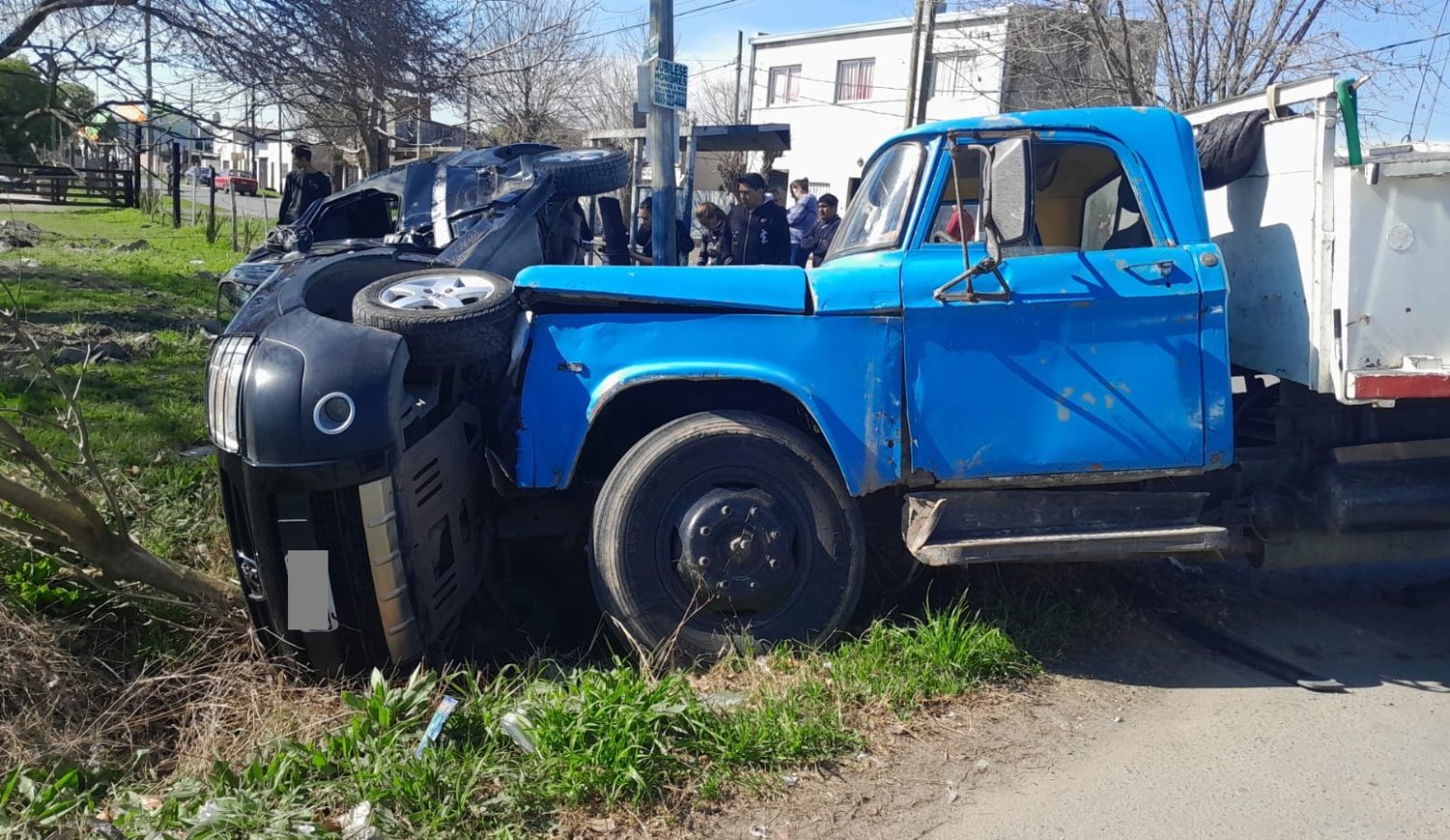 Impactante choque en Barrio Aeropuerto entre un camión y dos vehículos
