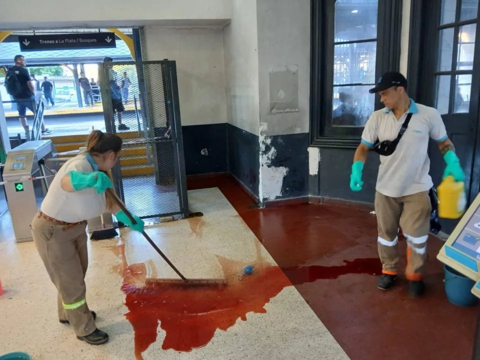 Batalla campal en la estaci&oacute;n Quilmes del Tren Roca: un apu&ntilde;alado