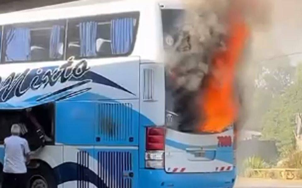 Tensi&oacute;n por un micro que se incendi&oacute; en la Ruta 2