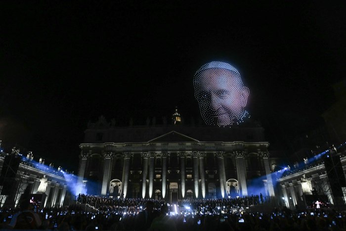 Miles de drones iluminaron el cielo del Vaticano en un emotivo tributo al Papa Francisco