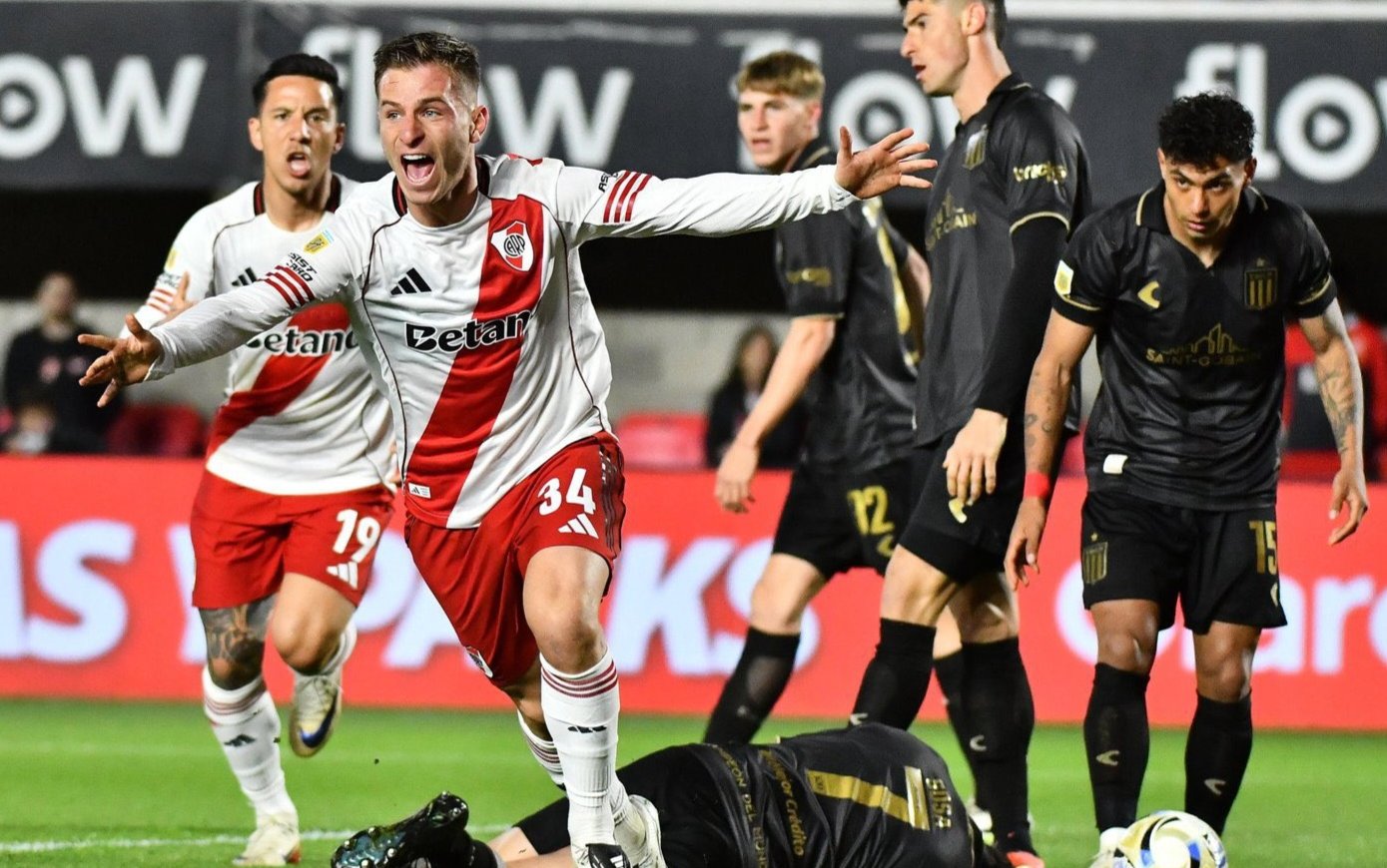 River sufrió pero ganó en La Plata y sigue como líder de la Zona B