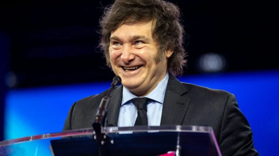 Milei: “Nos van a salir dólares por las orejas”