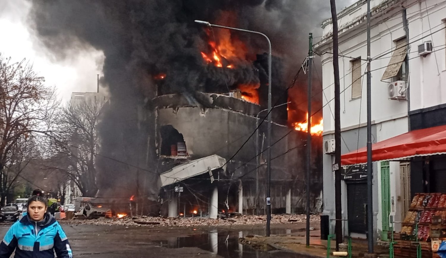 Voraz incendio en un depósito en el centro de La Plata