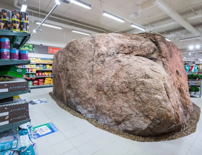 Un supermercado con una roca de 10.000 años entre sus góndolas