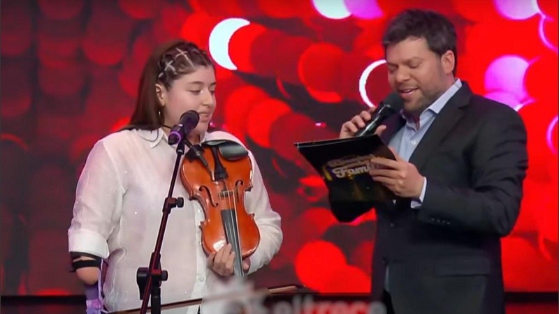 Buenas noches, familia: la historia de Miranda, la adolescente de 13 años que tiene agenesia y toca el violín