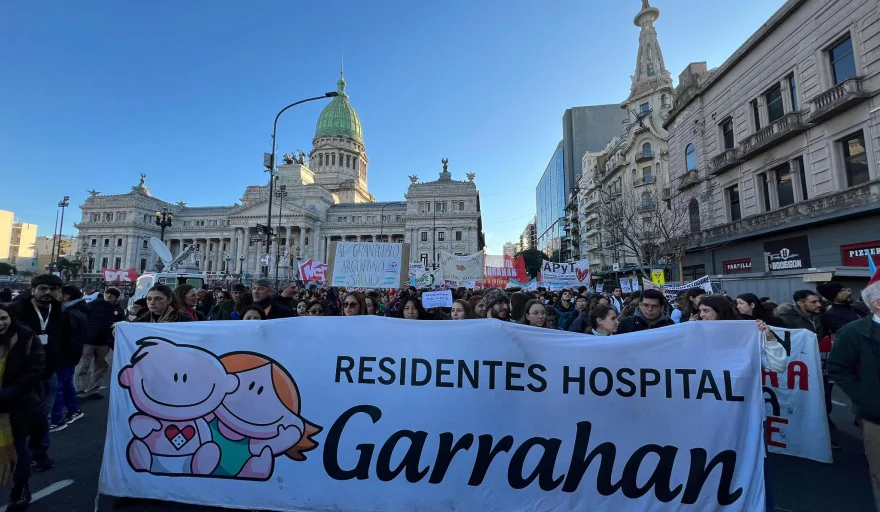 Salud pública: médicos y residentes del Garrahan marcharon en Plaza de Mayo por un salario digno