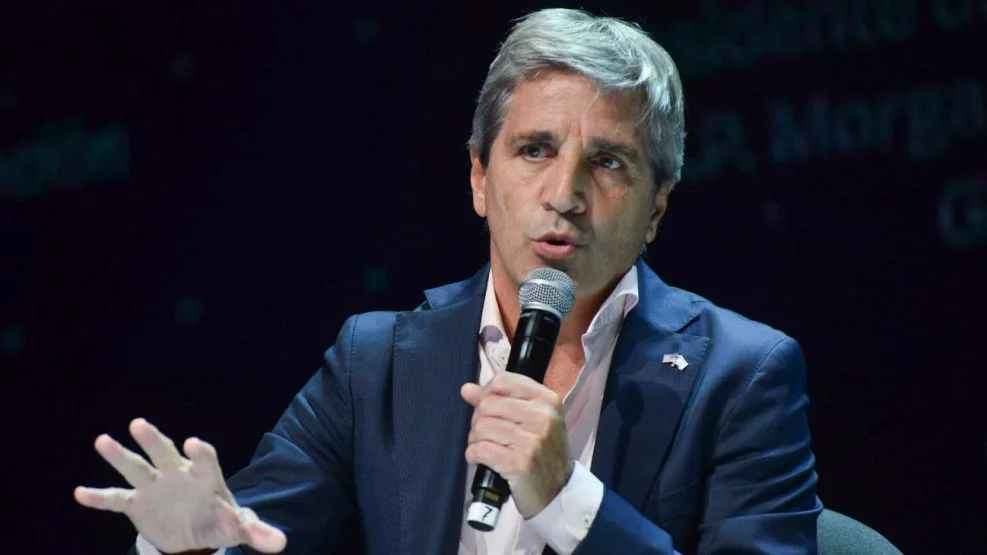 Caputo confirmó las reformas laboral y tributaria y rechazó una nueva devaluación