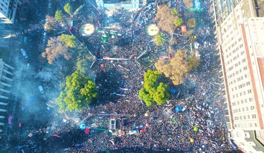 Cristina Kirchner envió un mensaje a la masiva movilización en Plaza de Mayo: “Vamos a volver con más unidad y fuerza”