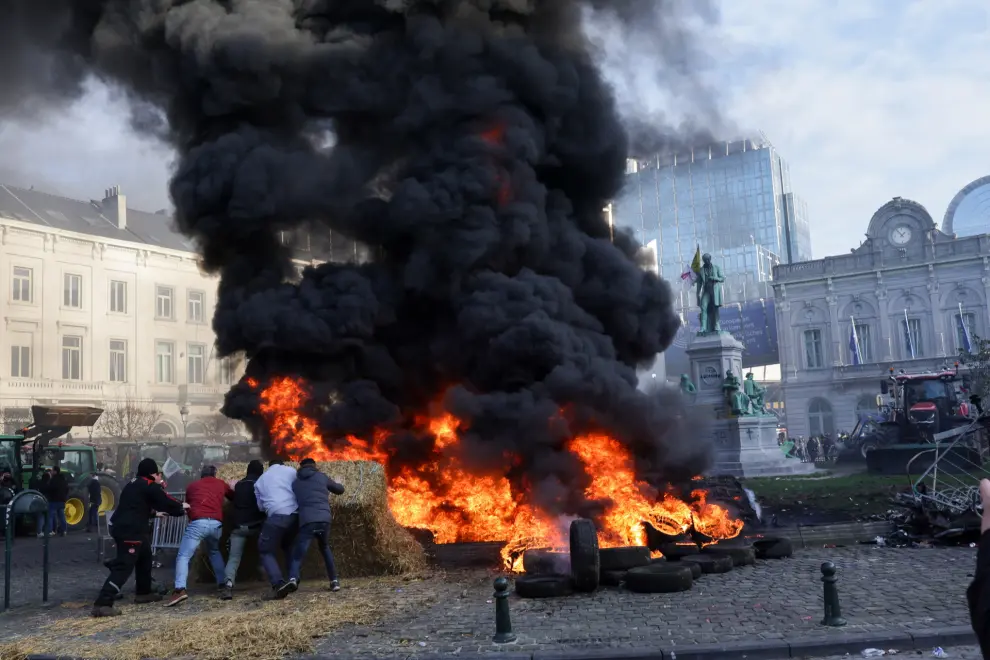 Protestas masivas de agricultores en Bruselas durante la cumbre de la Uni&oacute;n Europea