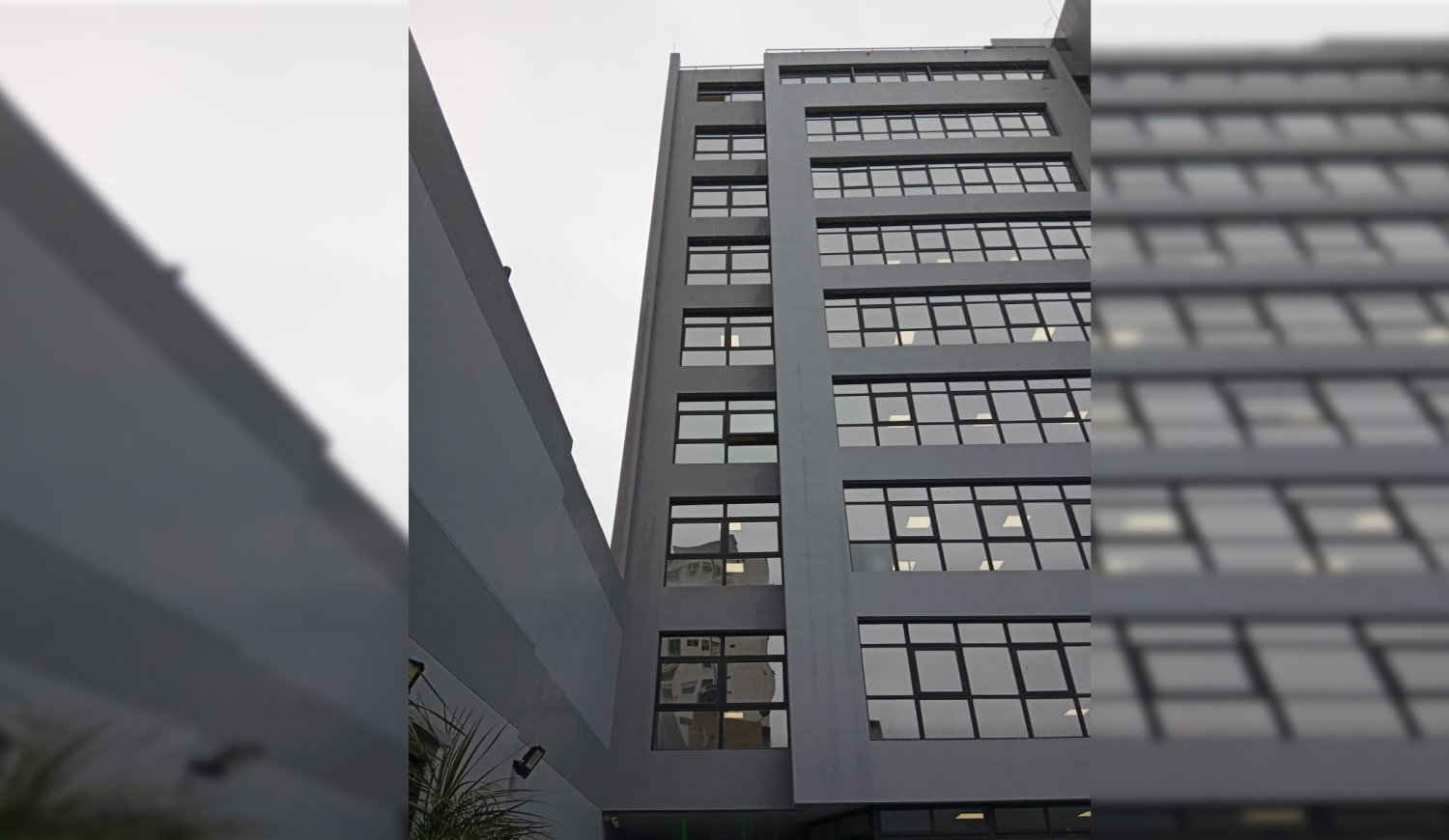 Estupor en pleno centro: un hombre cayó desde un octavo piso